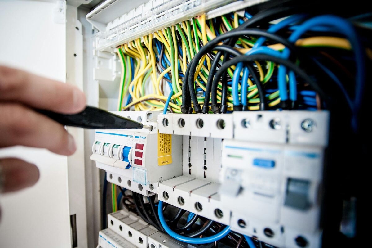 RV Electrical Problems: 12V & 120V Troubleshooting Guide 2024